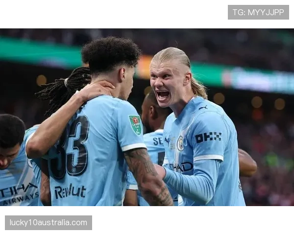 特写:角球发出前,哈兰德与对方后卫在禁区内的肢体缠斗